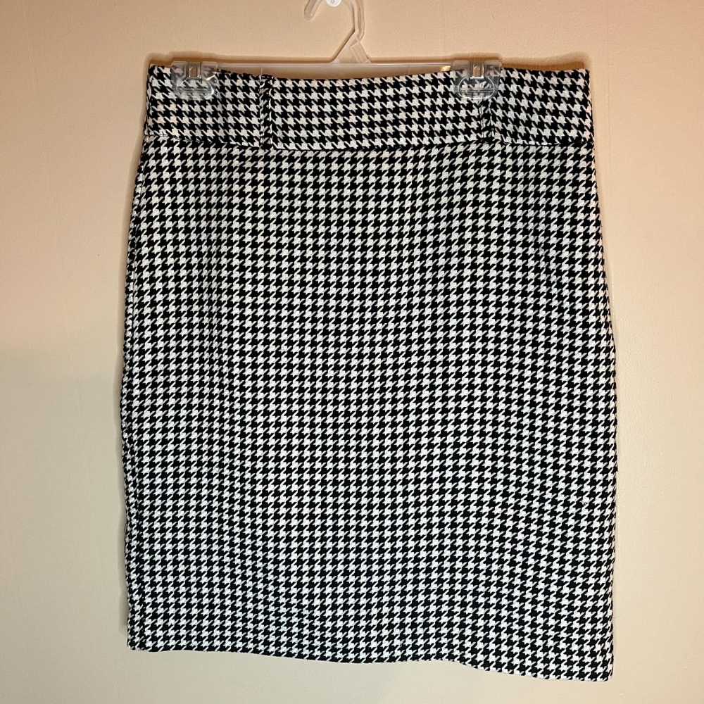 Covington 12 Houndstooth Black and White Midi Pencil Skirt